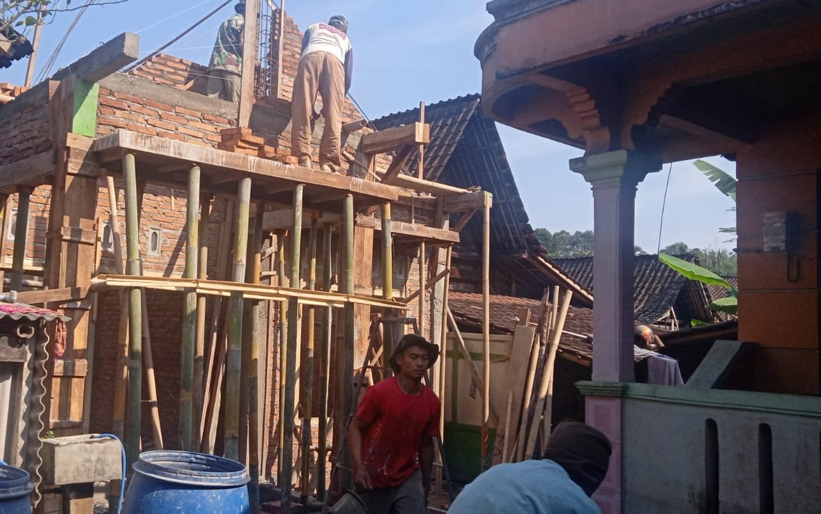 Dasamas LAZ Al Azhar Turut Menguatkan Tradisi Sambatan dalam Bedah Rumah di Magelang